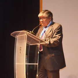 Dr. Antonio Orellana, Presidente ASOFAMECH, invita a los expositores a responder las inquietudes de los asistentes.
