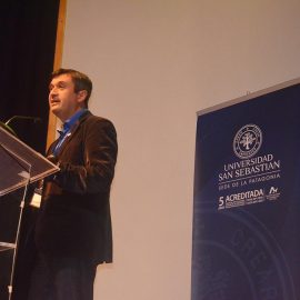 Dr. Alejandro Caroca, Decano Medicina USS, en su discurso de cierre del Congreso ASOFAMECH en Puerto Montt.